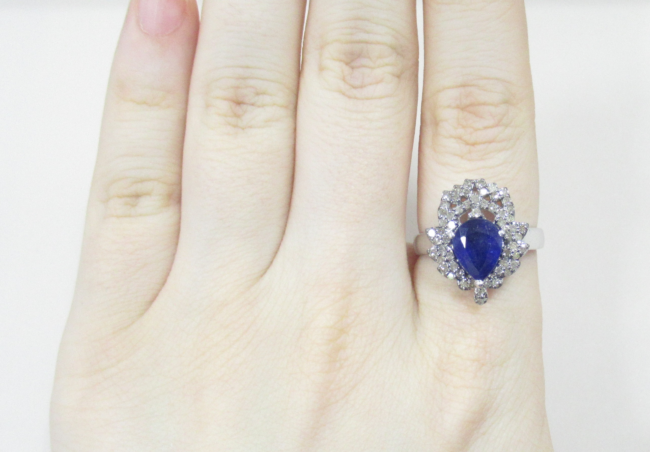 Серебряное кольцо 925 пробы; родий (бел., черн.); вставки 1 Сапфир F/2 3,25 ct; 56 Бр.Кр-17 3/3 0,51